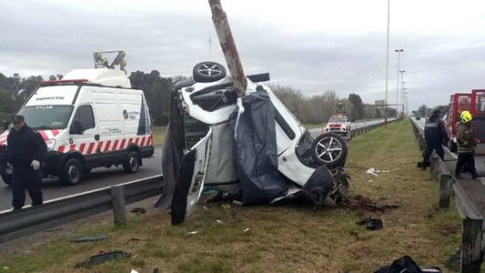 Accidente en la autopista: volcó una camioneta, murieron cuatro personas y un herido grave