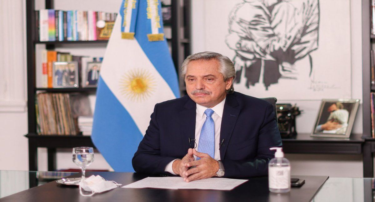 Un fallo de la Justicia critica los DNU de Alberto Fernández y pide una ley para que se regulen las restricciones.