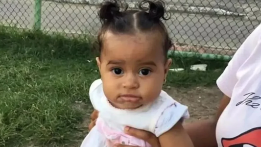 De una simple caída a una tragedia: la terrible historia de una niña de 2 años torturada por su familia