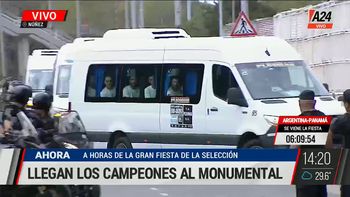 Los campeones del mundo llegaron al Monumental en cuatro combis. (Foto: Captura A24) Los campeones del mundo llegaron al Monumental en cuatro combis. (Foto: Captura A24)