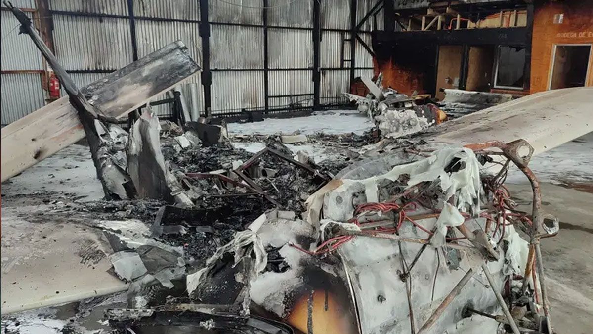 Com bombas incendiarias destruyeron por completo un hangar en la región de la Araucanía (Foto: Gentileza La Tercera)