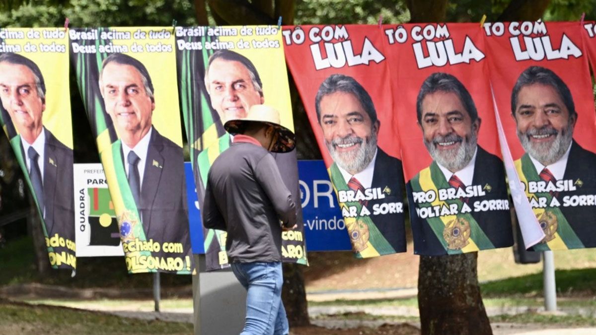 Afiches de campaña de los dos candidatos, con un Lula