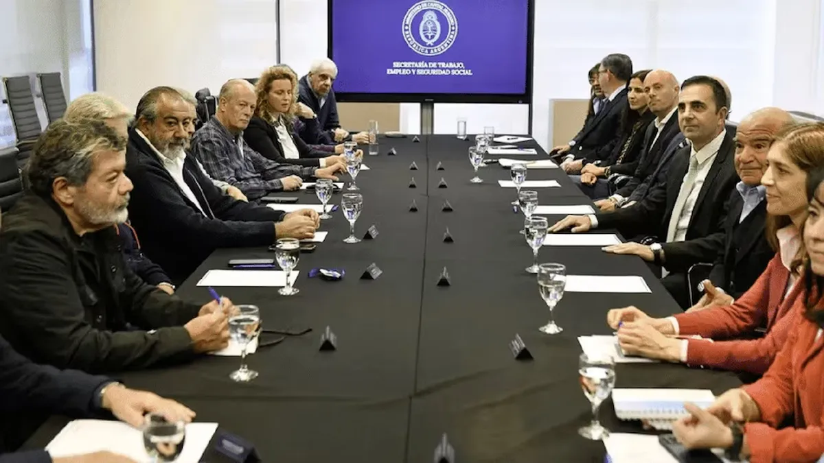 Una de las últimas reuniones oficiales entre el secretario de Trabajo, Julio Cordero, y la CGT, en noviembre pasado. 