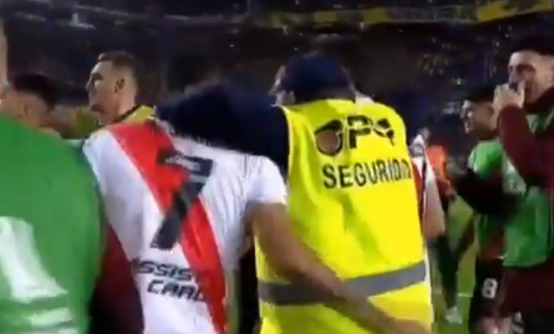 Despidieron al empleado de seguridad que abrazó a los jugadores de River tras la clasificación
