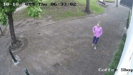 Salió a correr por la calle y tuvo que hacer sus necesidades entre dos autos: así la escracharon