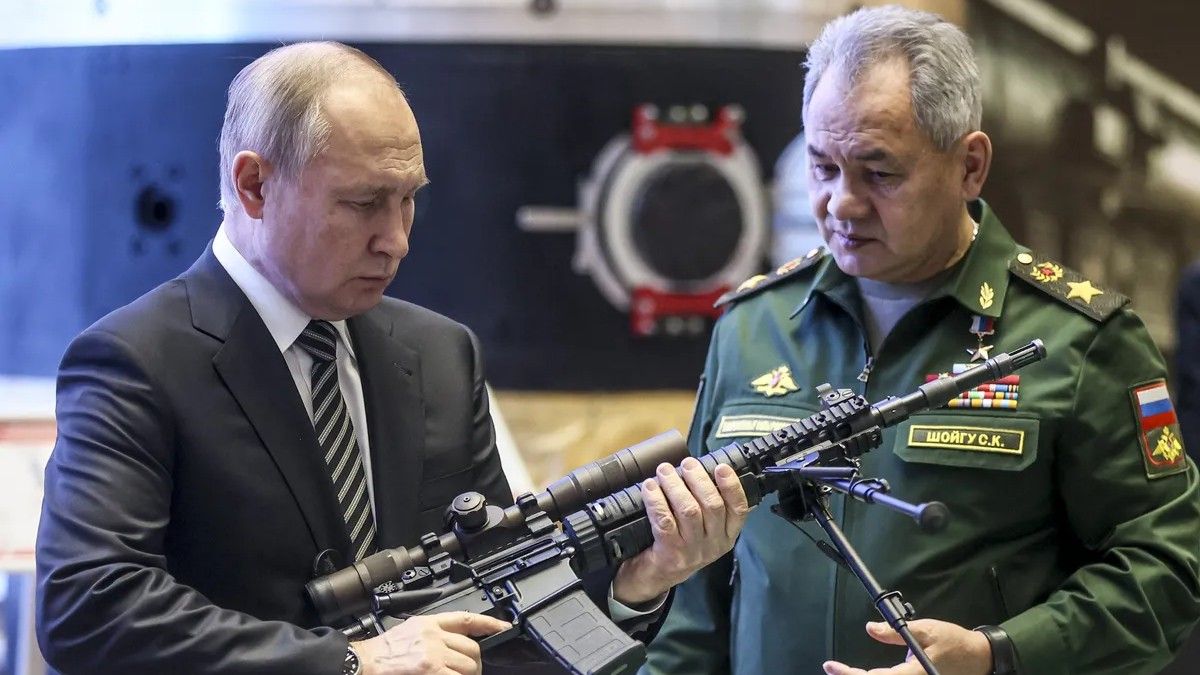 Vladimir Putin y el ministro de Defensa ruso, Sergei Shoigu, en una exhibición militar. (Foto: AP) 