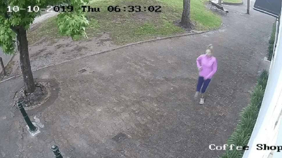 Salió a correr por la calle y tuvo que hacer sus necesidades entre dos autos: así la escracharon
