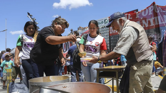 Organizaciones sociales realizan ollas populares en el Obelisco y en todo el país contra el hambre y el narcotráfico