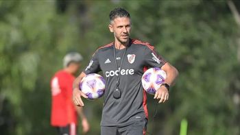 Martín Demichelis sufre por el nivel de River y cambiaría medio equipo para visitar al líder Lanús