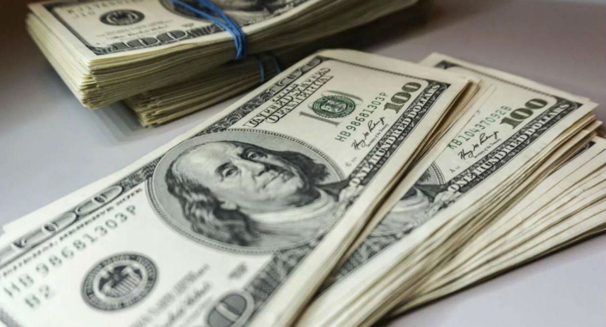 Día muy verde: el BCRA no intervino, el dólar se disparó a $28,43 y alcanzó un nuevo récord