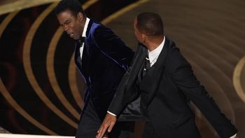 Will Smith en el momento que abofeteó a Chris Rock durante la entrega de los premios Oscar 2022. 