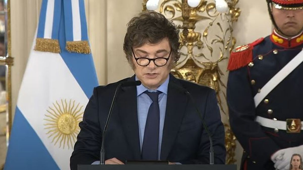 El presidente Milei encabezó la entrega de sables de las FFAA.