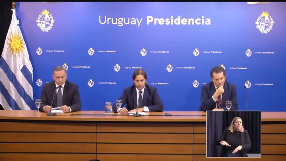 Lacalle Pou anuncia el cambio de ministros y se apoya en su propio partido, el "Nacional" (Foto: captura de TV).