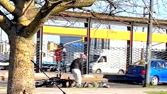 El brutal momento en el que asesinan a un hombre en plena calle para robarle la moto