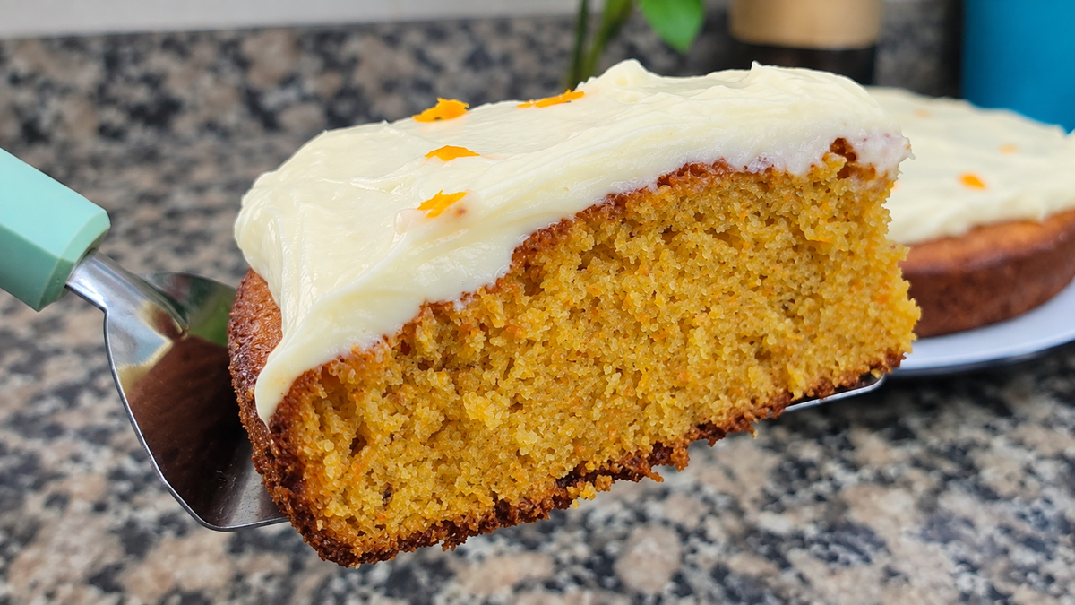 Torta de zanahoria casera con cobertura de queso
