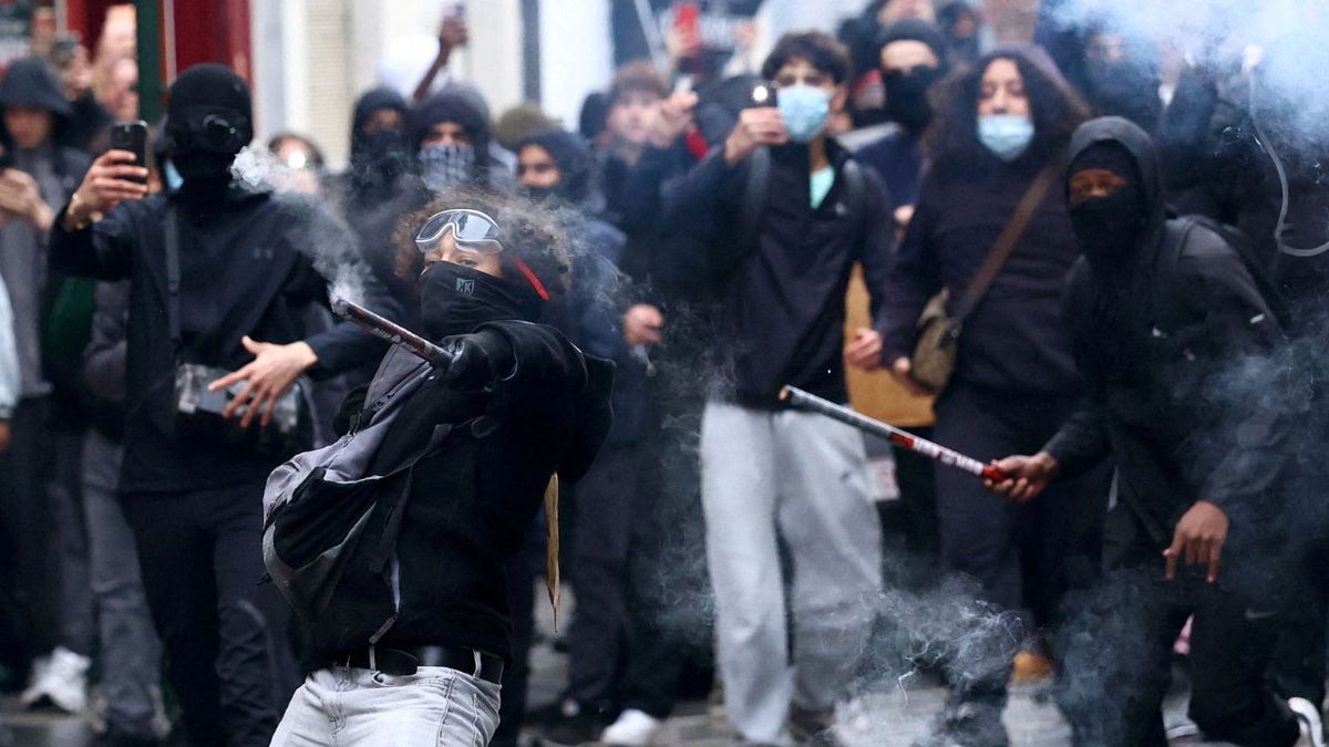 Caos en Bruselas: una protesta contra los recortes termin&oacute; con incendios, enfrentamientos y detenidos. (Foto: Reuters)