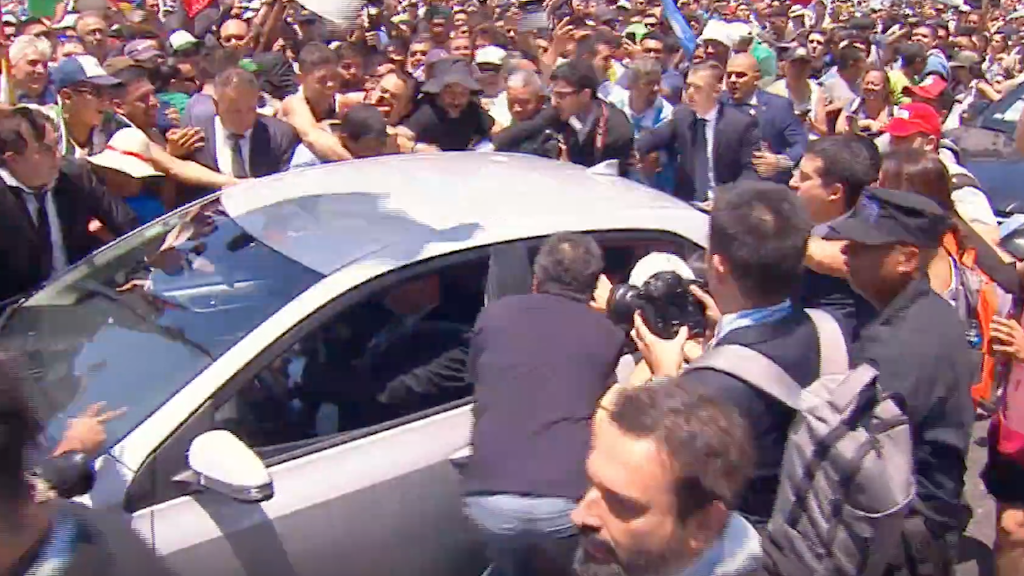 Multitud y descontrol: así fue la salida de Alberto Fernández desde el Congreso rumbo a la Rosada