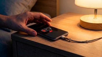 El error que casi todos cometen al cargar el celular y que arruina la batería en pocos meses El error que casi todos cometen al cargar el celular y que arruina la batería en pocos meses