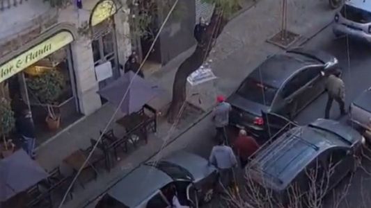Secuencia impactante: robó una camioneta en pleno centro de Rosario y vecinos lo redujeron a trompadas