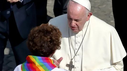 La condición establecida por el papa Francisco para que gays y trans pueden ser bautizados
