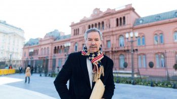 Peronismo fashionista: Solá eligió su mejor bufanda para llevarle a Macri una plataforma de gobierno