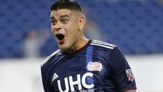 El golazo de emboquillada de Gustavo Bou en la MLS para meter a su equipo en los play-off