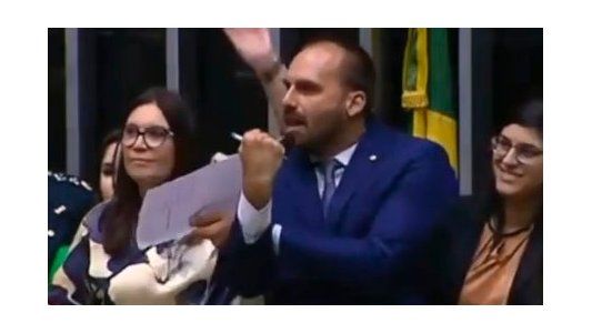 Insultos sexistas y corte de manga: escándalo de los Bolsonaro con la prensa y diputadas opositoras