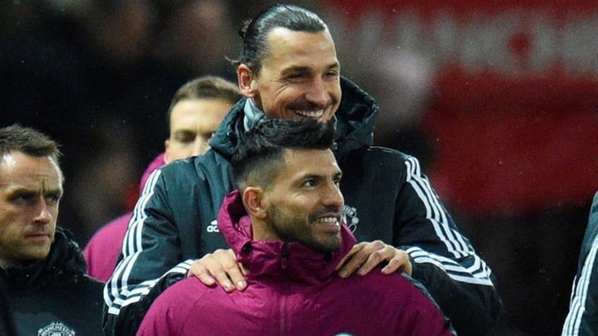 Zlatan Ibrahimovic y el Kun Agüero durante el clásico inglés entre el Manchester United y el City. (Foto: AFP) 