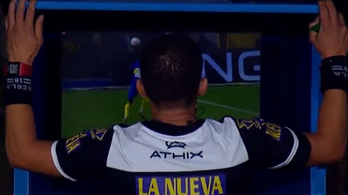 ¡Tembló el VAR! La Bombonera latió e hizo vibrar la imagen que estaba mirando el árbitro