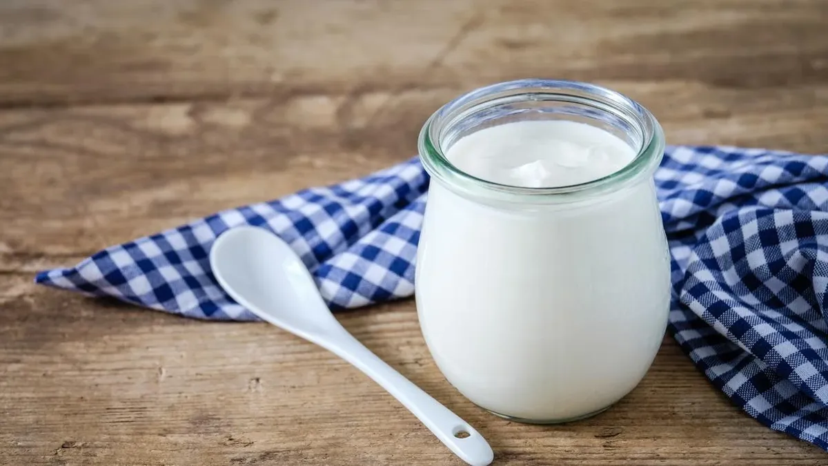 Revisar la información del envase es clave para reconocer un yogur auténtico.