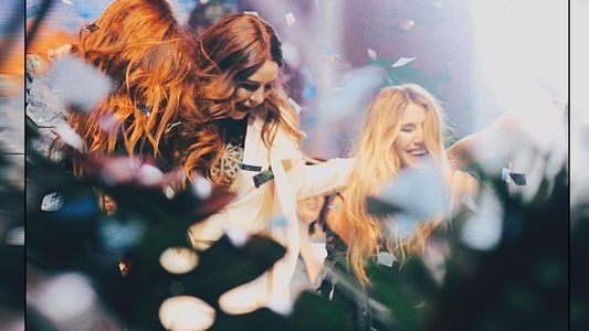 Mica Tinelli abrió el Bafweek 2018 con su marca y su hermana Cande la rompió en el escenario