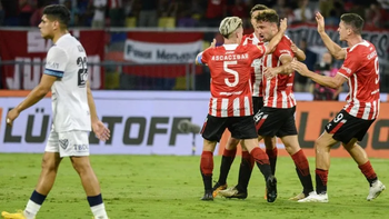 Para qué se usa la tarjeta azul que se vio en el sorteo del partido de Estudiantes y Belgrano