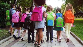 Vuelta a clases y mochilas: ¿cuál es el peso ideal y qué precauciones tener en cuenta?