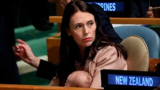 Un bebé en la ONU: una primera ministra no se despega de su hija de tres meses y la llevó a la asamblea de Nueva York