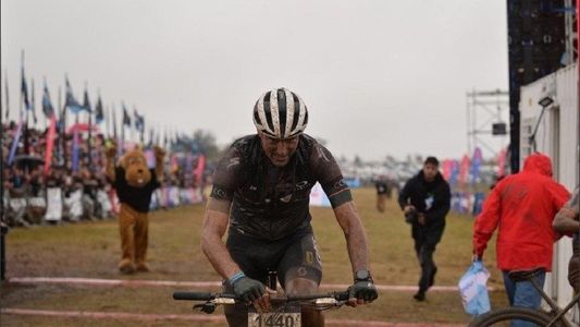 Scaloni revolucionó Córdoba: ovación y furor por su participación en una carrera de ciclismo