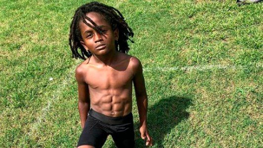 Tiene 6 años, los abdominales de CR7 y nadie puede pararlo en un picado de fútbol americano