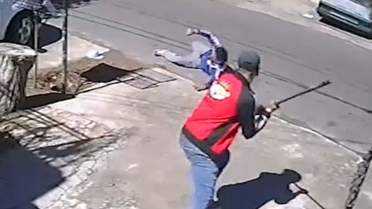 Video brutal: lo mató a fierrazos en la cabeza durante una pelea entre vecinos