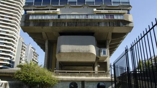 Más motosierra: denuncian el despido de 120 trabajadores en la Biblioteca Nacional