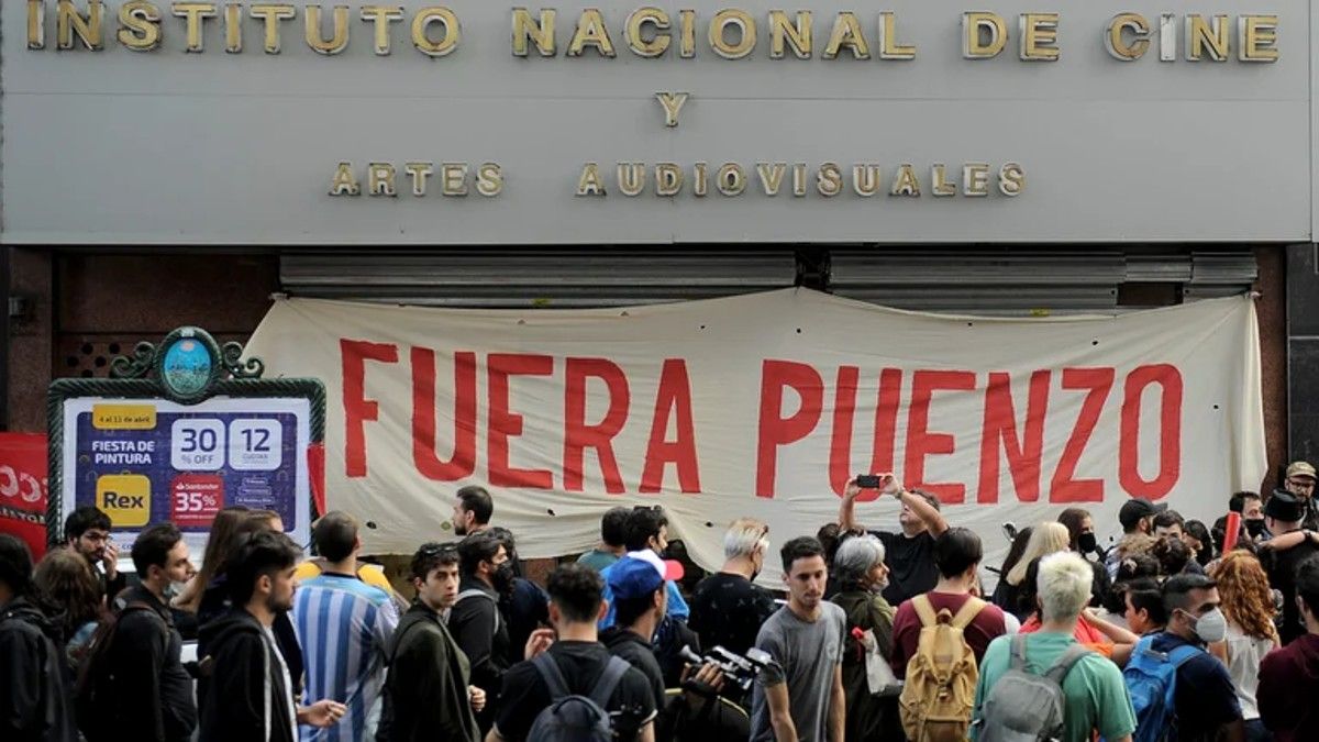 Diferentes actores del sector audiovisual se convocaron el lunes para pedir la renuncia de Puenzo.  