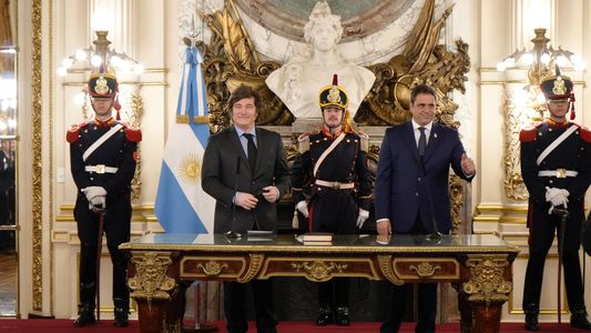 Milei mostró al Gabinete unido en un Salón Blanco en otro gesto ante la interna entre Karina, los Menem y Santiago Caputo