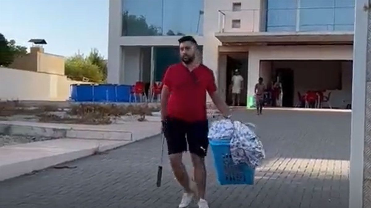 Una de las personas que entró a la casa para recuperarla por la fuerza (Foto: captura de video).