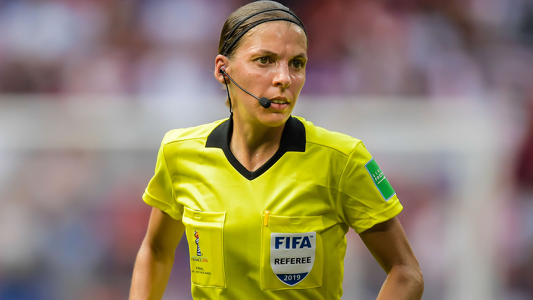Histórico: una árbitra francesa dirigirá la final de la Supercopa de Europa entre Liverpool y Chelsea