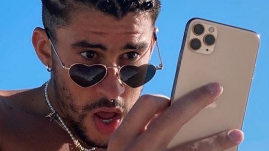 Bad Bunny enfureció cuando una fan le robaba una selfie y le tiró el celular al mar: el video