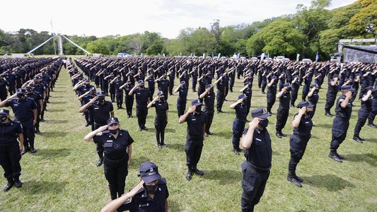Axel Kicillof anunció un aumento del 60% en el salario de la policía bonaerense