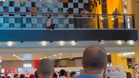 Impactante rescate: un joven se quiso suicidar en el Shopping Abasto