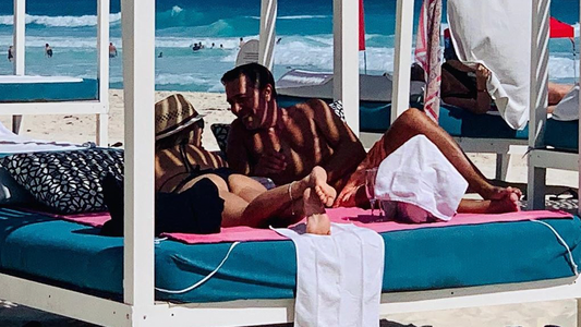 Rodolfo Barili, apasionado en las playas de Cancún con su nueva novia