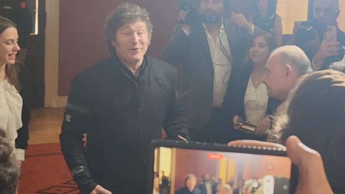 El presidente Javier Milei saludó a los periodistas acreditados en Casa Rosada de todos los medios de comunicación