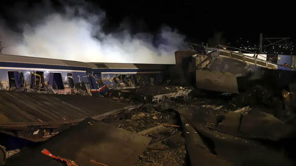 Impresionante choque de trenes en Grecia dej&oacute; al menos 36 muertos. (Foto: Twitter)