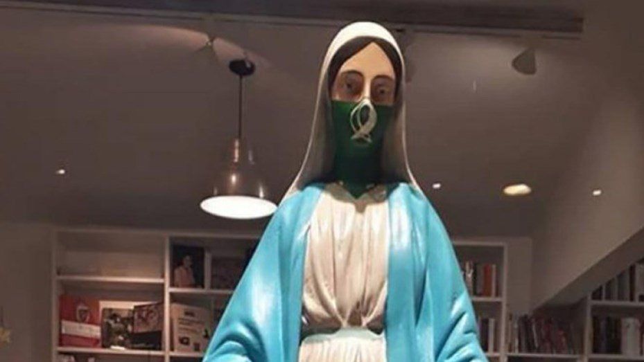 Polémica por una muestra de arte que exhibe una virgen con un pañuelo verde a favor del aborto