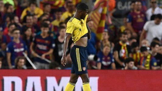 El inexplicable gol en contra que se hizo un defensor del Arsenal en el amistoso contra el Barcelona